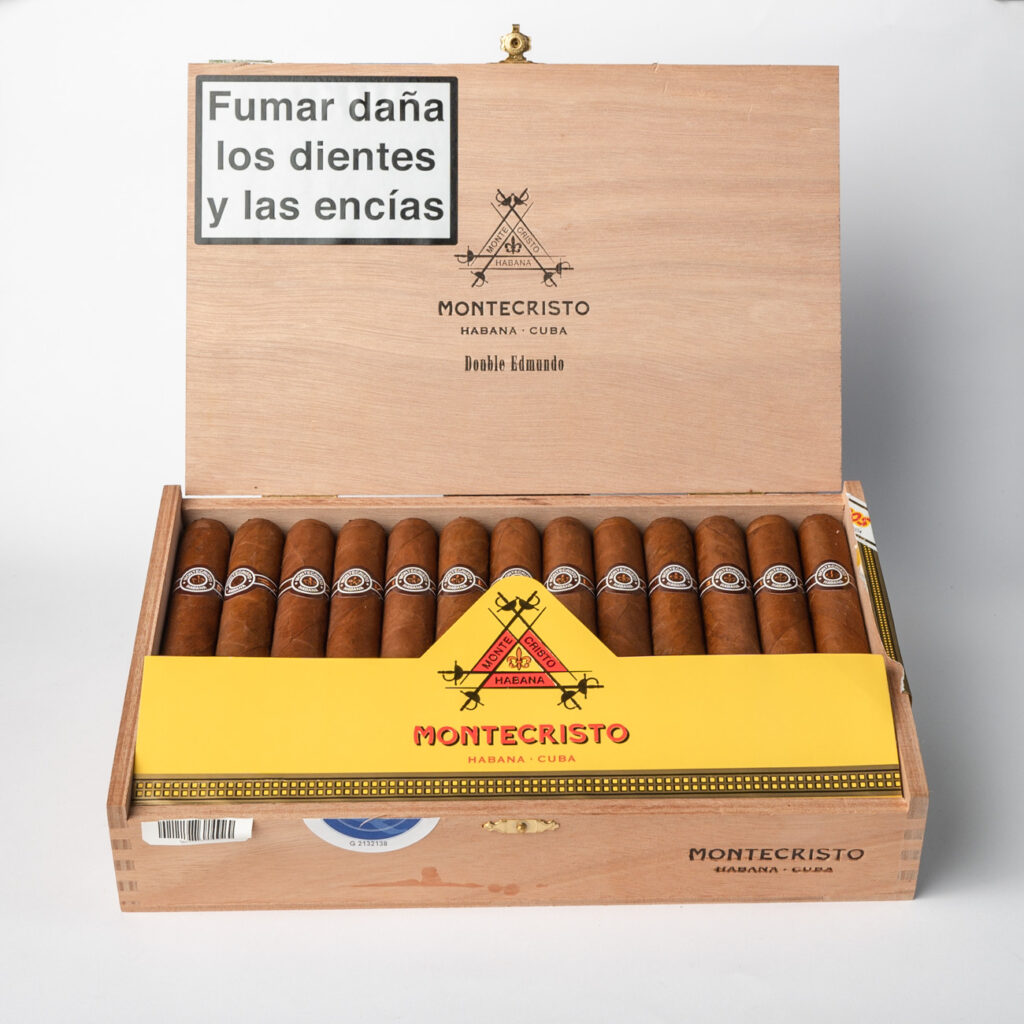 Montecristo Doble Edmundo cigars in a wooden box.