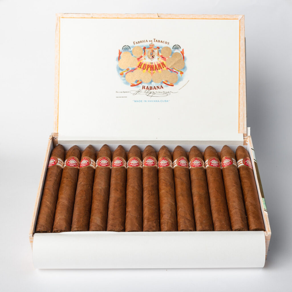 H. Upmann Pirámides cigars, premium, elegant presentation.