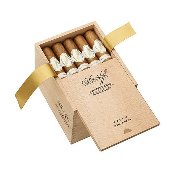Davidoff Aniversario Special R robusto cigars in elegant wooden box.
